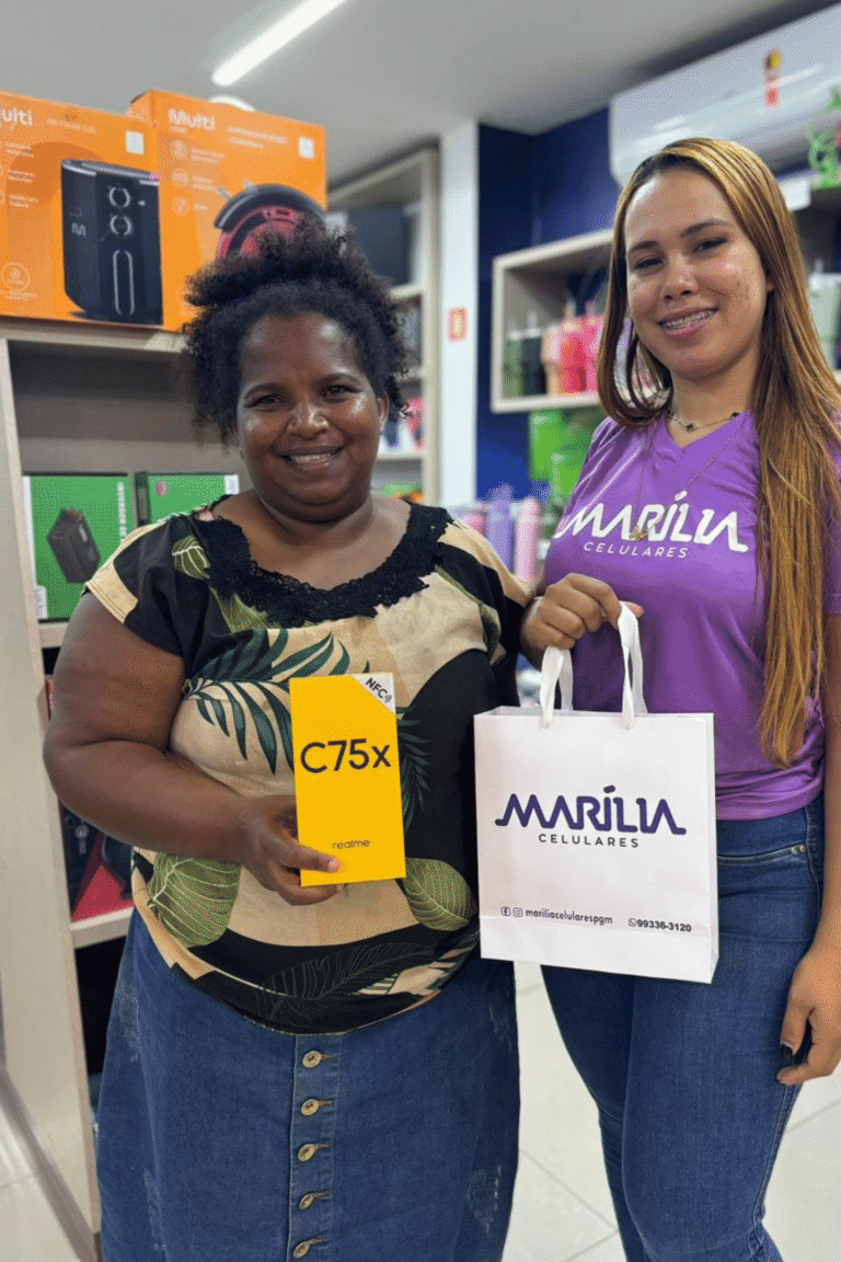 marilia-celulares-paragominas-cliente-recebendo-celular (11)